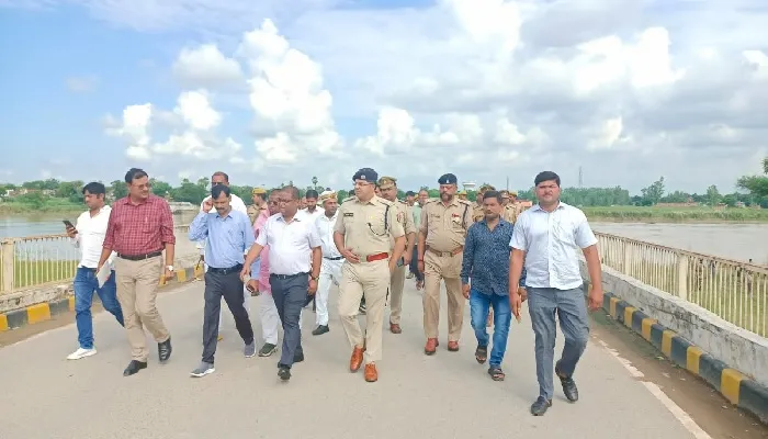 गोरखपुर : डीएम एसएसपी ने संभावित बाढ़ ग्रस्त क्षेत्रों का किया दौरा