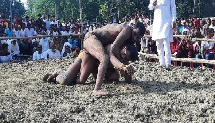 दंगल प्रतियोगिता : महिला और पुरूष पहलवानों ने कुश्ती में दिखाया दम