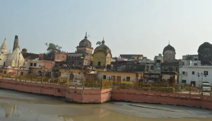 दीपोत्सव की तैयारियां : अबकी बार नही रंगे गए राम की पैड़ी के तट वाले मंदिर