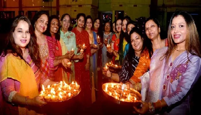 Deepawali : पटाखों से सतरंगी आसमान, घर-घर दीप जलाकर गणेश-लक्ष्मी का हुआ स्वागत