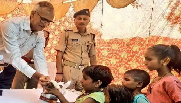 प्रकाश पर्व की पूर्व संध्या पर गरीब बच्चों में बांटी मिठाई