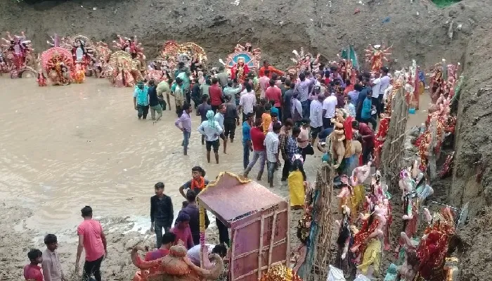 मूर्ति विसर्जन के लिए खोदे गए गड्ढों में भरा पानी, कई आयोजन रद्द