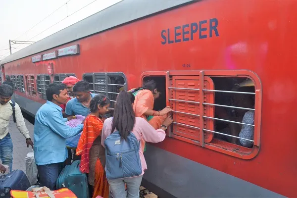 देखिये मंत्री जी…ट्रेनों में यात्री सुविधाओं का हाल