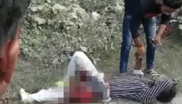 जेब में फटा बम : चलती बाइक से गिरा युवक, थैले में था देशी बम, तेज धमाके के बाद हुई ये हालत