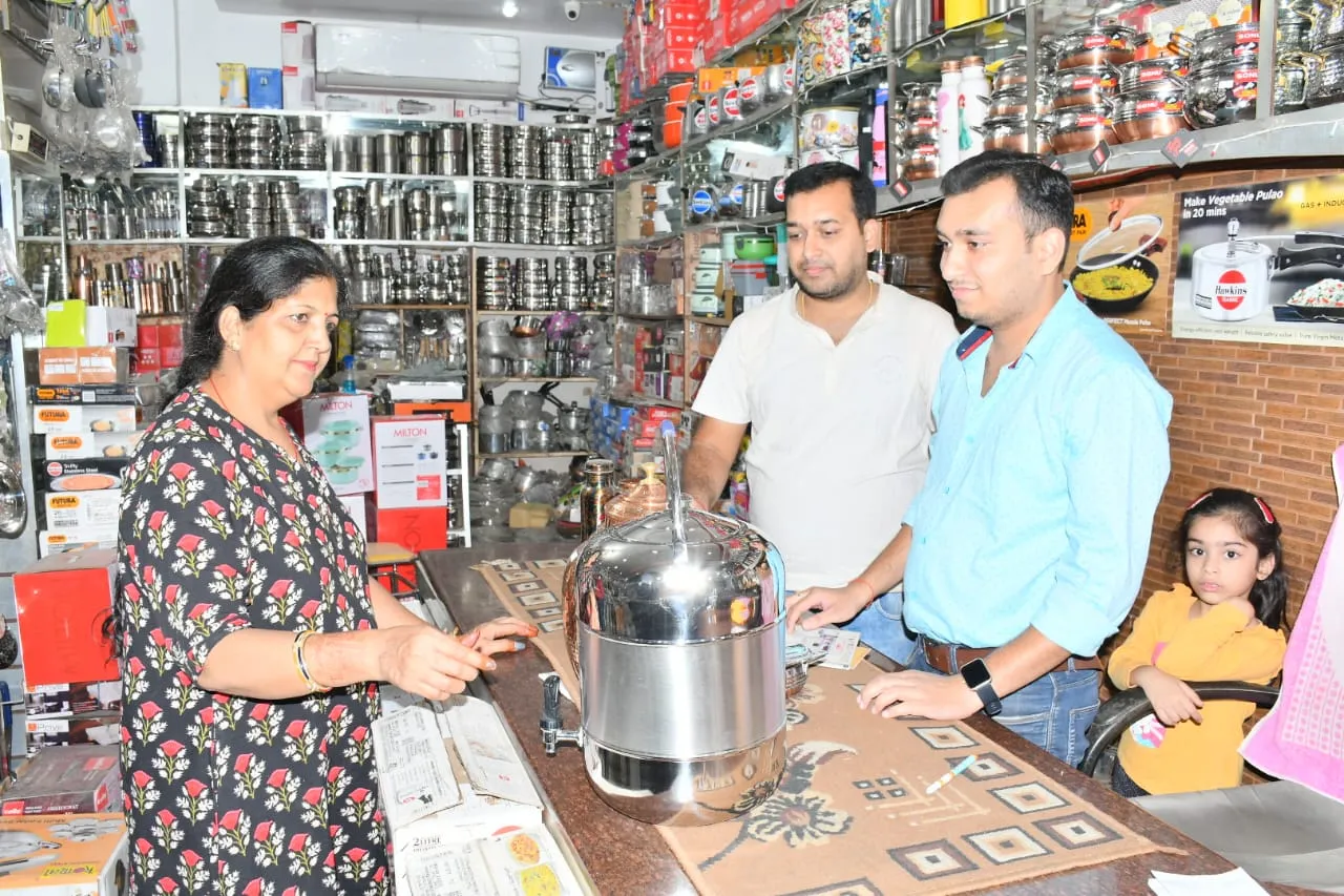 धनतेरस के लिए बर्तन की खरीदारी करती महिला