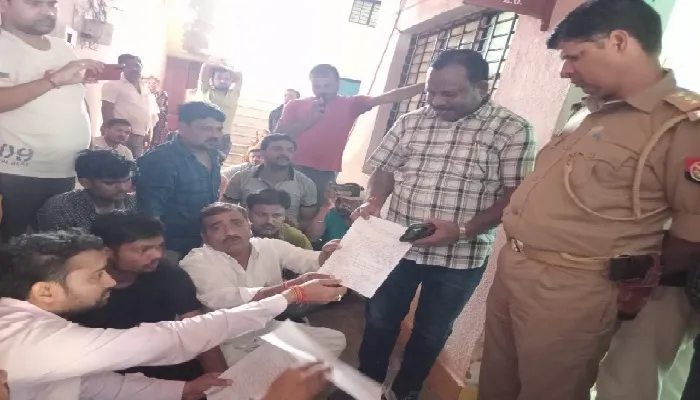 प्रदर्शन : फूटा जनता का गुस्सा, नगर पालिका ईओ का घेराव
