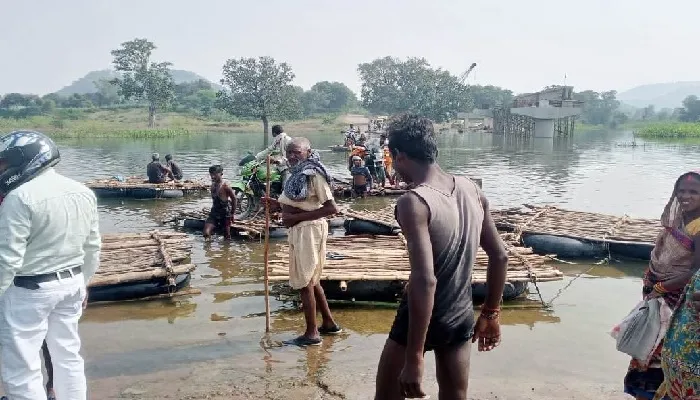 चित्रकूट : रपटे के ऊपर से पानी, जान जोखिम में डाल निकलने की मजबूरी