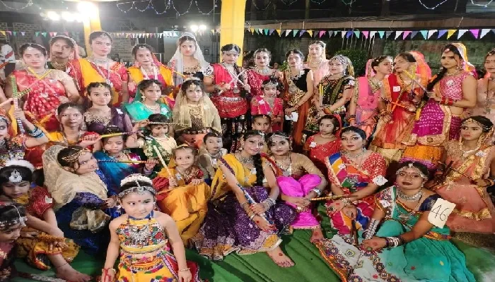 नवरात्रि महोत्सव : डांडिया व गरबा नृत्य के दौरान महिलाओं में दिखा उत्साह