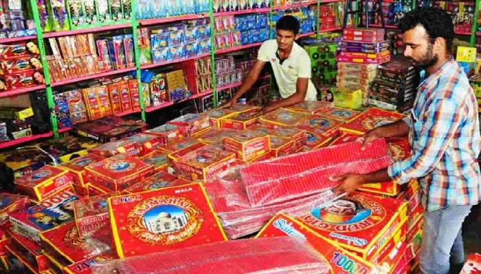 अयोध्या : शहर में दो जगहों पर सजी पटाखा दुकानें