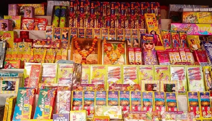 पटाखा बाजार : आसमान में गरजेगी “राफेल”, छटा बिखरेगी “आकाशीय रंगोली”