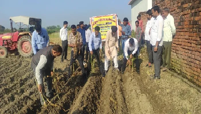 अवशेष प्रबंधन जागरूकता गोष्ठी : डीएम बोले, पराली जलाने से भूमि की उर्वरा शक्ति होती है कमजोर