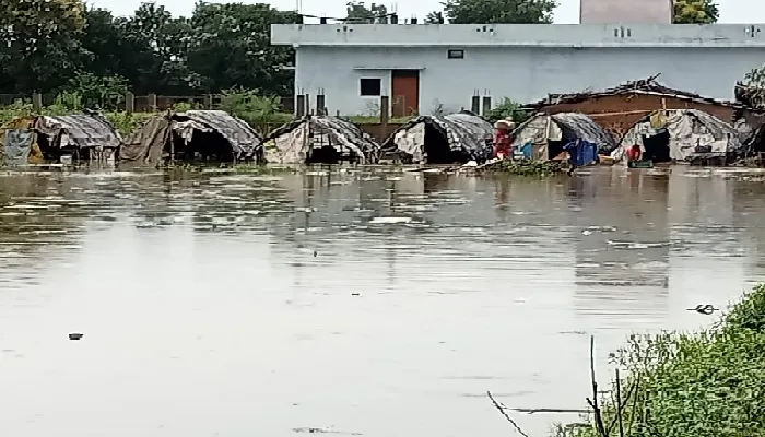 मूसलाधार बारिश : उफनाये नाले, घरों में घुसा पानी