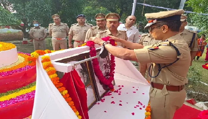 पुलिस आयुक्त ने महात्मा गांधी को अर्पित की पुष्पांजलि