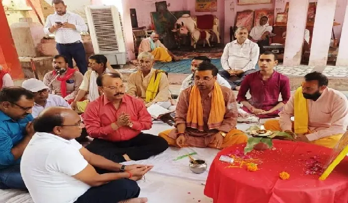 महर्षि वाल्मीकि जयंती : डीएम ने सफाईकर्मियों को किया सम्मानित