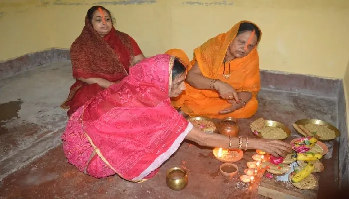 छठ पूजा : रखा खरना, सूर्य को नैवेद्य दे ग्रहण किया प्रसाद