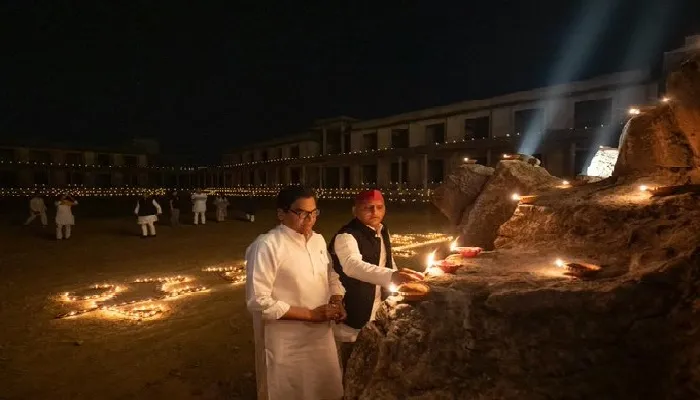 दीपोत्सव पर नेताजी की समाधि पर पहुंचे अखिलेश