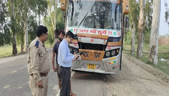 हमीरपुर : प्रशासन ने वाहनों को रोक कर ड्राइवरों को दी चेतावनी