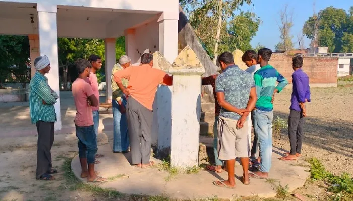 त्योहार पर मातम : कुंए में रस्सी से लटकता मिला युवक का शव