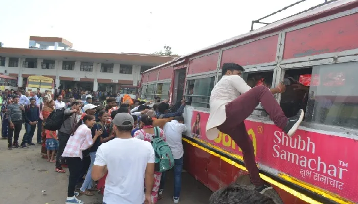 हवा-हवाई दावे : परीक्षार्थियों को नहीं मिल रहीं बसें