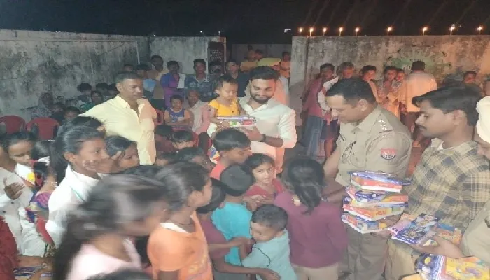 दीपोत्सव एवं सांस्कृतिक: जनजातीय गांव में बच्चो संग मनाई दिवाली, बांटा उपहार