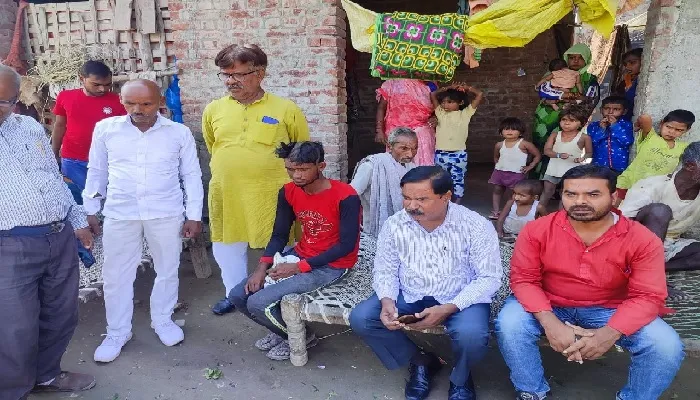 दलित युवक के घर पहुंचा आम आदमी पार्टी का प्रतिनिधिमंडल