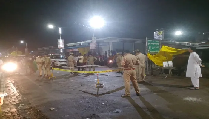 बांके से हमला : सरेराह युवक पर जानलेवा हमला, लखनऊ रेफर