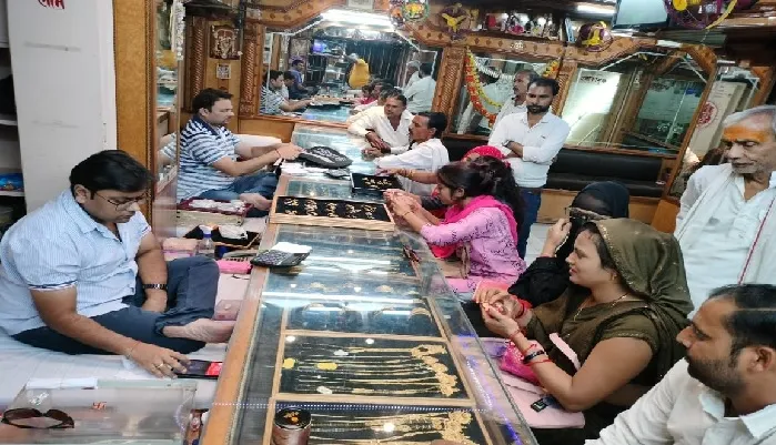 धनतेरस : बाजार में इस बार भी दिखी चांदी के सिक्के की धमक, दम से बिके चमचमाते बर्तन