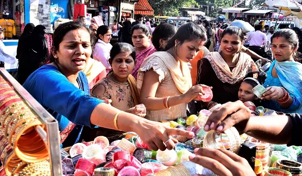 मुरादाबाद : सुहागिनें तैयार, सोलह शृंगार कर करेंगी चांद का दीदार