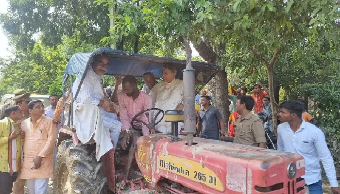अयोध्या : ट्रैक्टर पर सवार होकर गन्ना मंत्री ने लिया बाढ़ क्षेत्र का जायजा