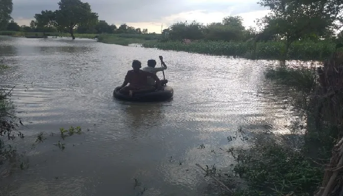 बाढ़ का कहर : कटान तेज देख ग्रामीणों की धड़कने बढ़ी, सात घर बहे