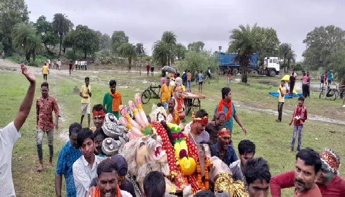 आस्था : मूसलाधार बारिश के बीच दुर्गा प्रतिमाओं का विसर्जन