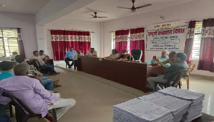 गोरखपुर : नगर पंचायत चुनाव को लेकर बीएलओ की बैठक