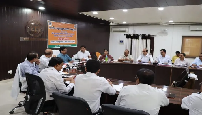 कमिश्नर की बैठक : नए बस स्टाप से होगा बसों का संचालन, पुराने में खड़े होंगे टेंपो