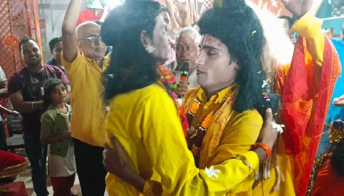 आस्था : बारिश में निकली भरत मिलाप शोभायात्रा
