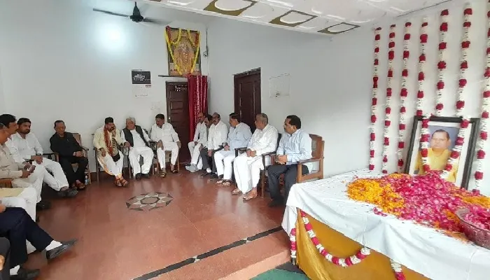 बाराबंकी : नेताओं में नहीं रहा जिगरा, अधिकारियों के छू रहे हैं पैर : बृजभूषण