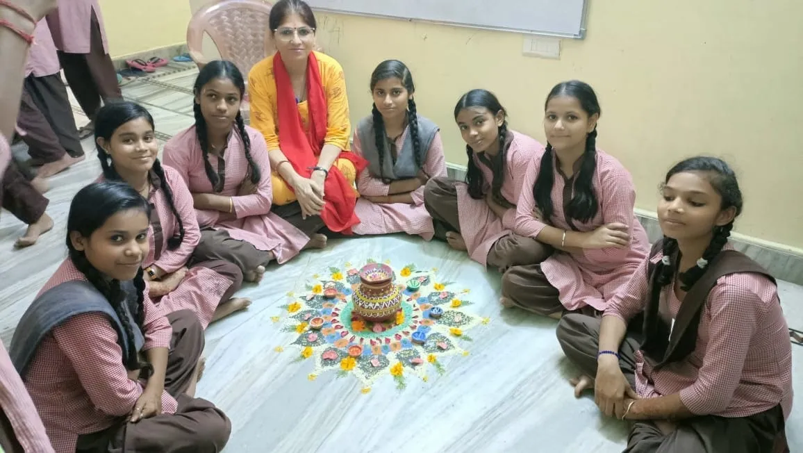 रंगोली बनाकर दिखातीं विहान आवासीय बालिका विद्यालय की छात्राएं
