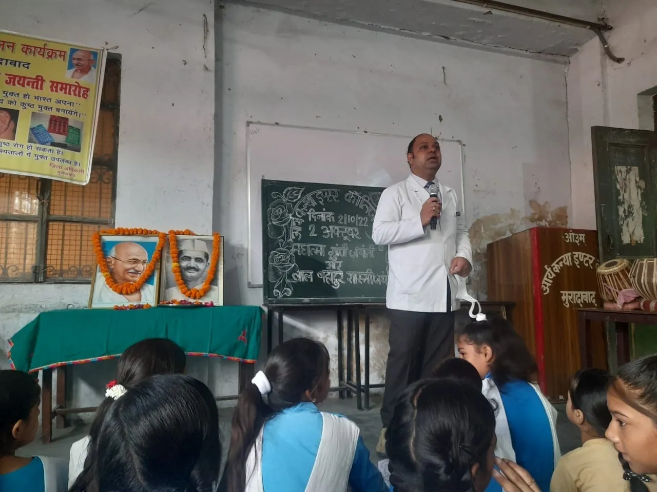 आर्य कन्या इंटर कॉलेज में कुष्ठ निवारण कार्यशाला में छात्राओं को जानकारी देते डा. भाष्कर अग्रवाल