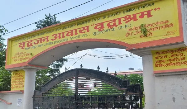 मुरादाबाद : हर पल अपनों की राह देखती हैं बूढ़ी आंखें