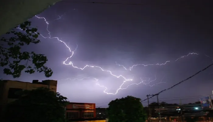 UP के 14 जिलों में ऑरेंज अलर्ट जारी, नॉर्थ ईस्ट में बाढ़ ने मचाया कहर, जानिए कौन से राज्यों में होगी बारिश