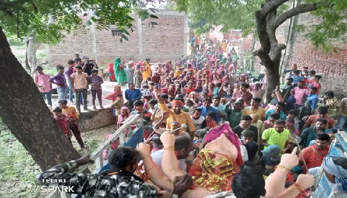 मूर्ति विर्सजन : बारिश के बीच मां दुर्गा की विदाई