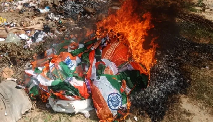राष्ट्रीय ध्वज का अपमान : विकास भवन के नजदीक फूंक दिया तिरंगा, वीडियो वायरल