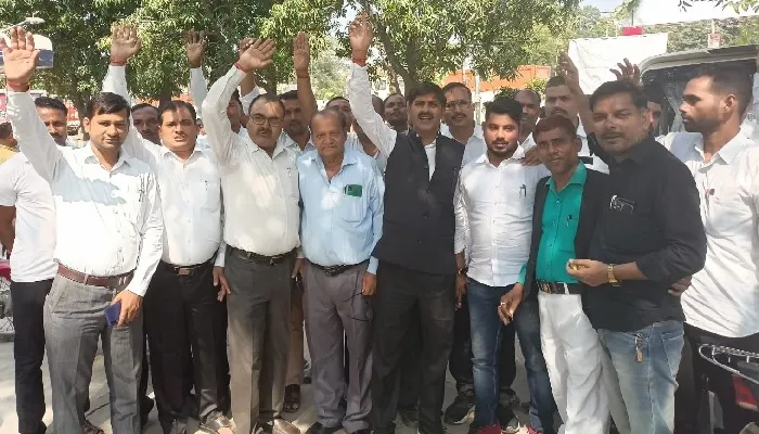 सड़क पर आक्रोश : दो पक्षों के विवाद में व्यापारी नेता समेत आठ घायल