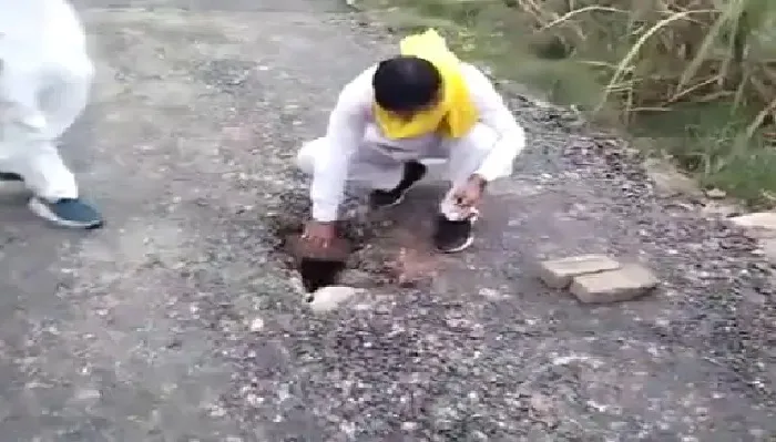 नगर भ्रमण : ”डर्टी पिक्चर” देखकर गड्ढे भरने लगे बीजेपी विधायक