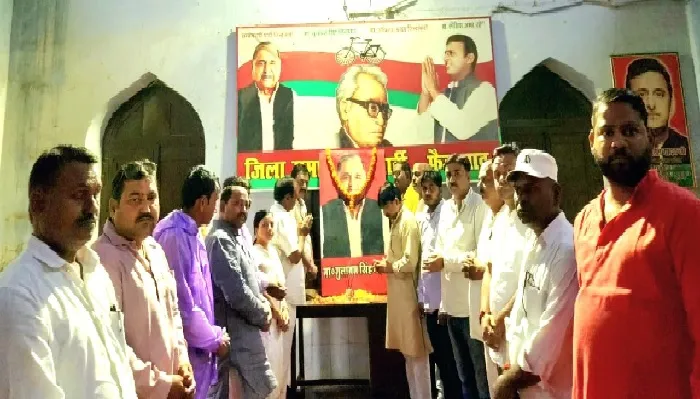 शोक की लहर : श्रद्धांजलि सभा में बिलख पड़े सपाई, तीन दिन के लिए झुकाया झंडा