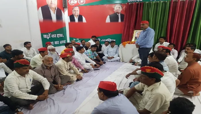 शोकसभा : पार्टी कार्यकर्ताओं ने पूर्व सीएम को दी श्रद्धाजंलि