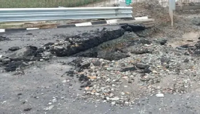 धंसी सड़क : बुंदेलखंड एक्सप्रेस-वे की लेन बंद