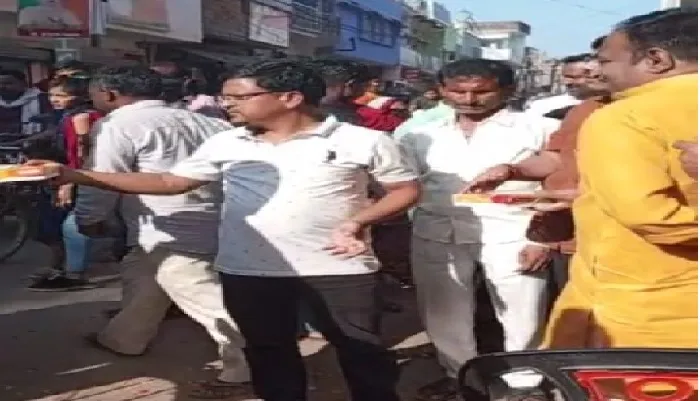 सम्मान समारोह : दीपोत्सव पर सम्मानित होने पर भावुक हुए सफाईकर्मी
