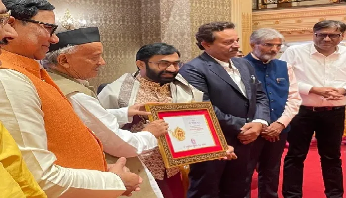 सम्मान समारोह : डॉ. राजीव राज को महाराष्ट्र के महामहिम से मिला सम्मान