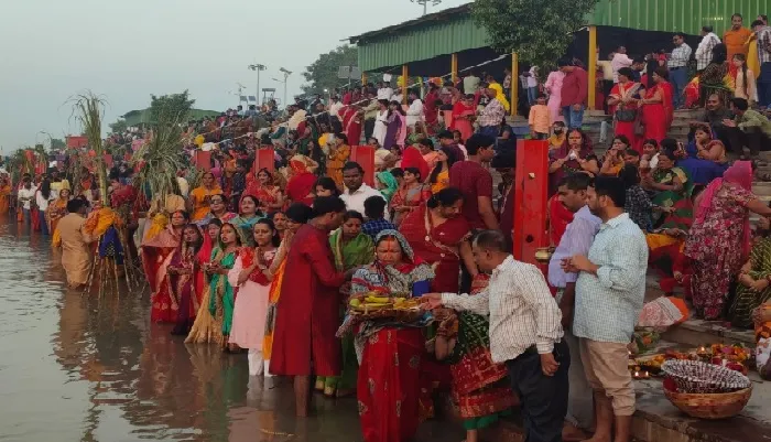 छठ पूजा : मथवा पे लेके दउरवा व्रती पहुंचे घाट, दिया संध्या अर्घ्य