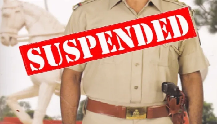 Mathura Police : मथुरा में हनीट्रैप का खेल, चौकी इंचार्ज और सिपाही सस्पेंड